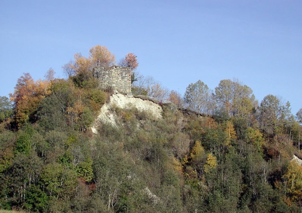 The Cartatscha ruin: High up on an eroding end moraine deposited by the Punteglias glacier
