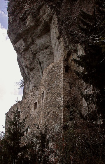 Kropenstein: Protected by the overhanging cliff. Photo: Per Storemyr