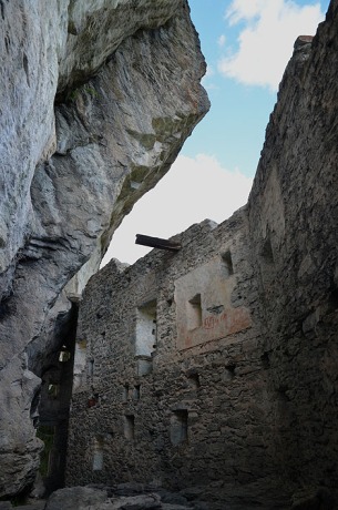 The main space under the cliff, with a wooden beam still attached to the wall. Photo: Per Storemyr