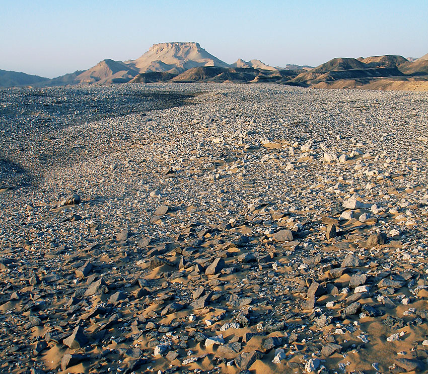 Small area of silicified sandstone work (in the foreground) on the alluvial terrace. Photo: Per Storemyr.