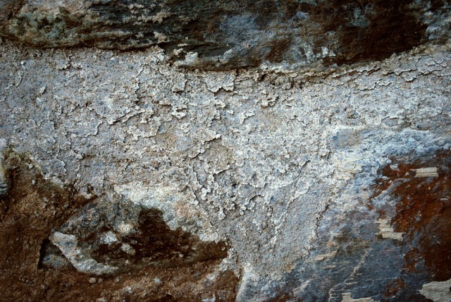 Scaling/exfoliation of mortar applied in August 2018 at the Millstone Park limekiln. After frost in late October 2018. Width of image c. 40 cm. Photo by Per Storemyr