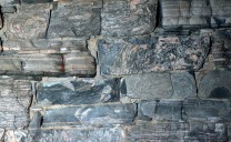 Sterk forbrent romansk mur med murestein i det indre av Albanustårnet. Vi ser en finbåndet grå gneis og en mer fargerik "øyegneis". Foto: Per Storemyr