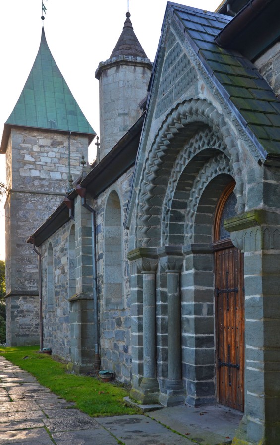 Den romanske delen av Stavanger domkirke har klorittskifer fra Ertenstein på Rennesøy i bl.a. portaler. Foto: Per Storemyr