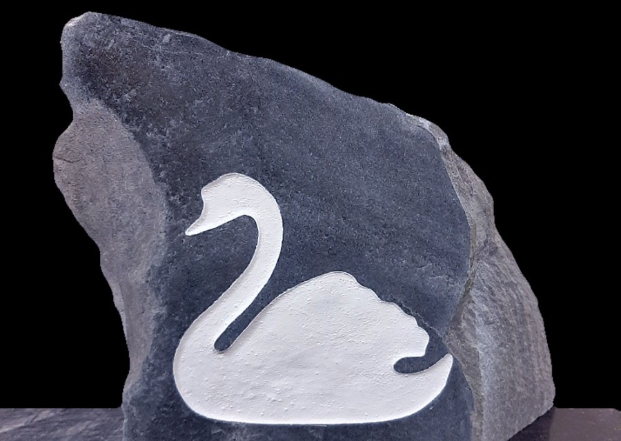 Smillakalk er blitt kunst, laget av Torbjørn Løland: En hvitkalket svane i relieff på den gråblå Smillamarmoren. Foto: Torbjørn Løland