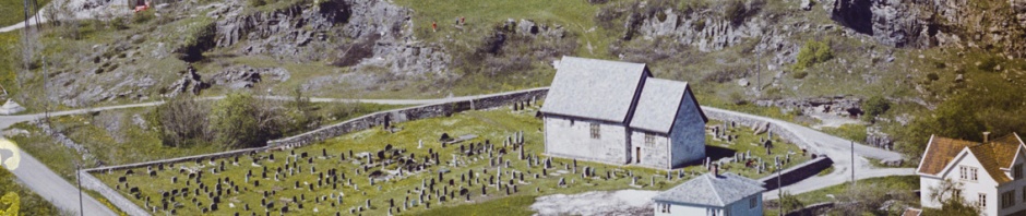 Moster gamle kirke midt i en serie av gamle steinbrudd. På bildet kan en telle 5-6 gamle brudd. Foto: Widerøes Flyveselskap, 1962 (nb.no)