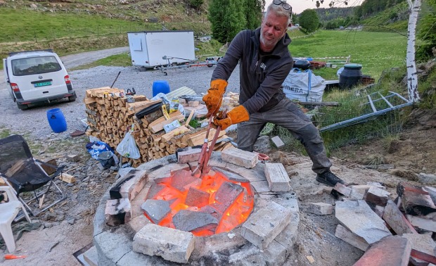 Det er skikkelig varmt når Anders Oppegaard fjerner topplokket fra kalkovnen og kan se ned i ei ildmørje av glødende, brent kalk
